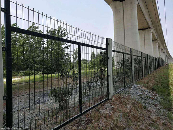 湖北江西南昌段鐵路防護(hù)柵欄施工案例圖片2